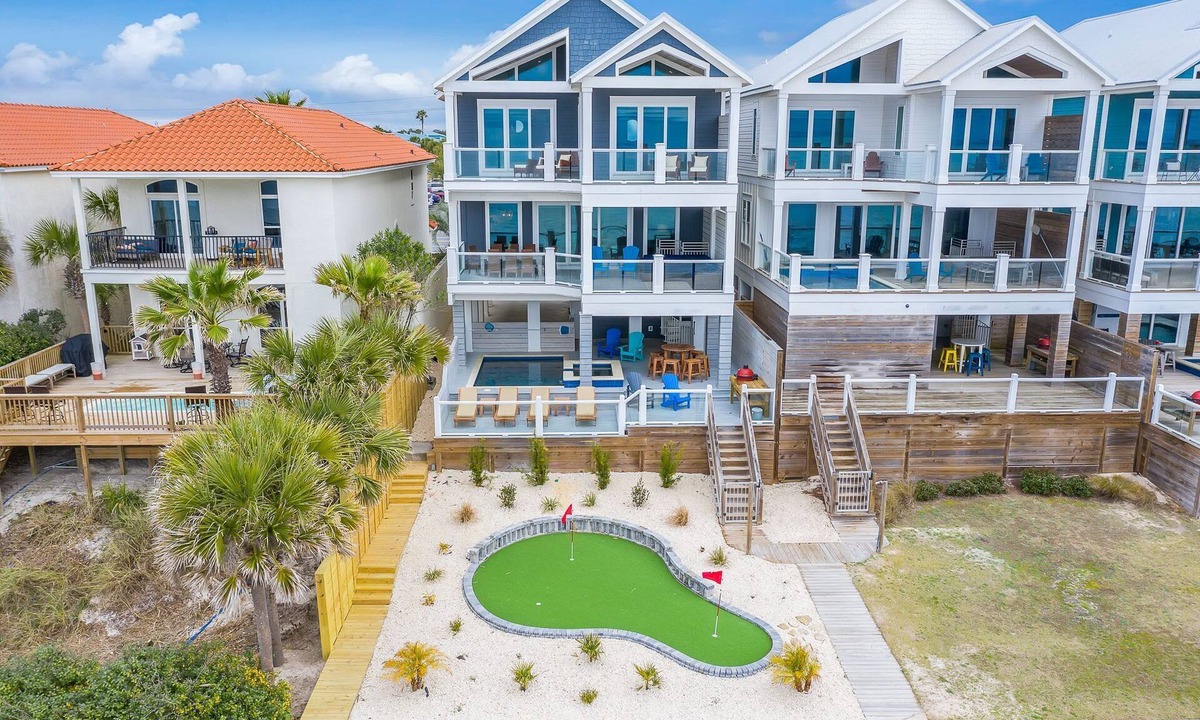 Sunnyside House | "Sun Daze" Beachfront w/Outdoor Putting Green