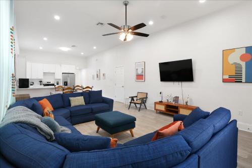 Mid-City House | Sunny 5Bed w Parking and direct Streetcar access
