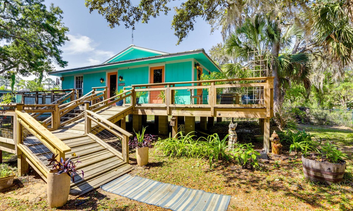 Apalachicola Cottage | Sunny Apalachicola Vacation Rental with Deck!