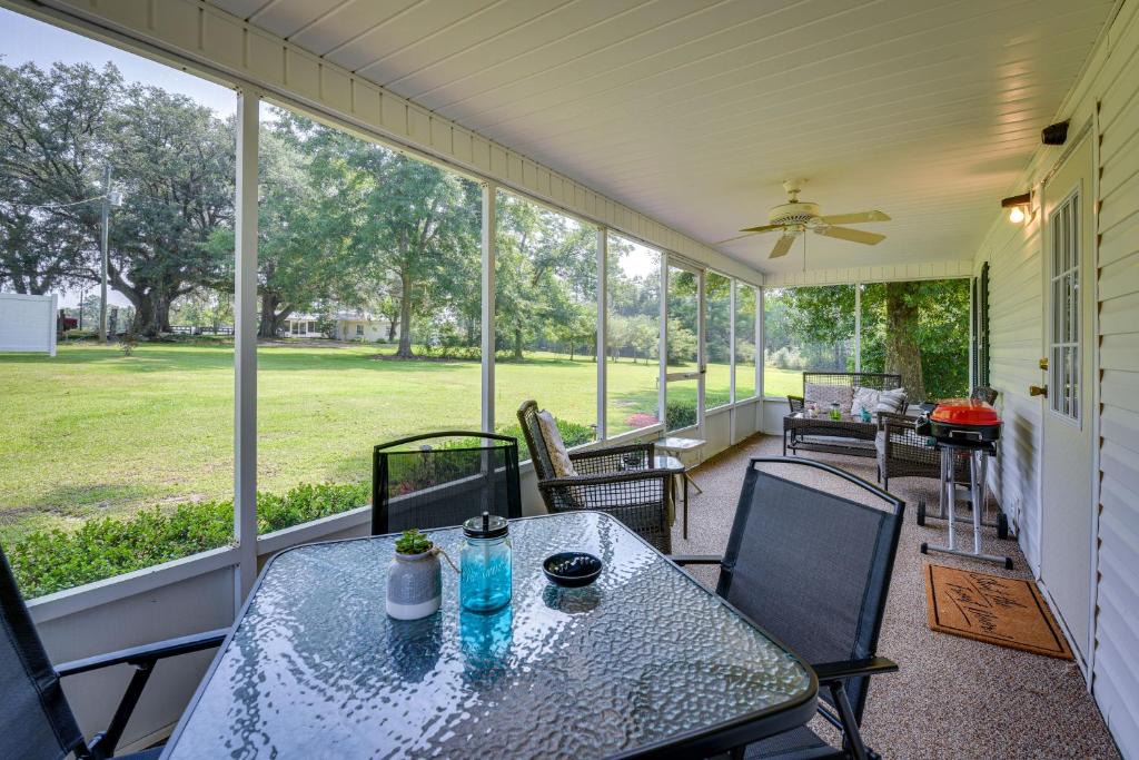 Washington County House | Sunny Florida Escape with Screened-In Patio and Grill!