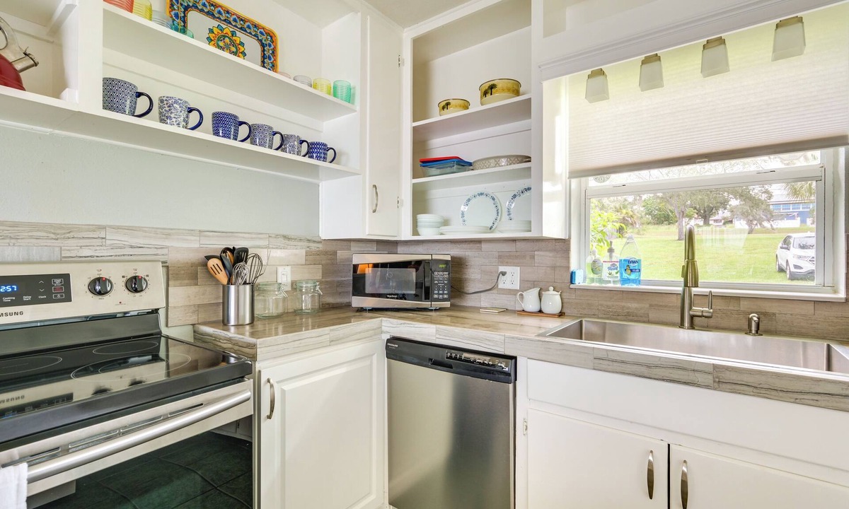 Lake Wales Cottage | Sunny Lake Wales Getaway - 1 Mi to Downtown
