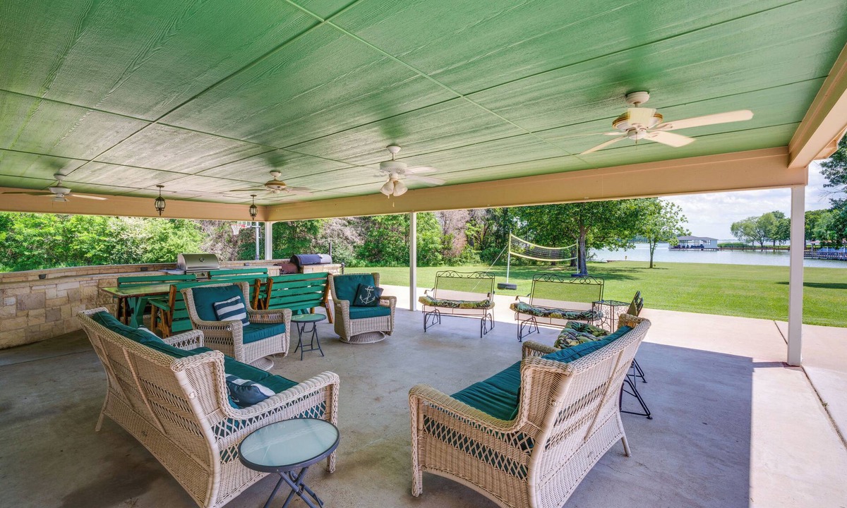 Kerens House | Sunrise Cove RC LLC: Lakefront Home w/2 Casitas!