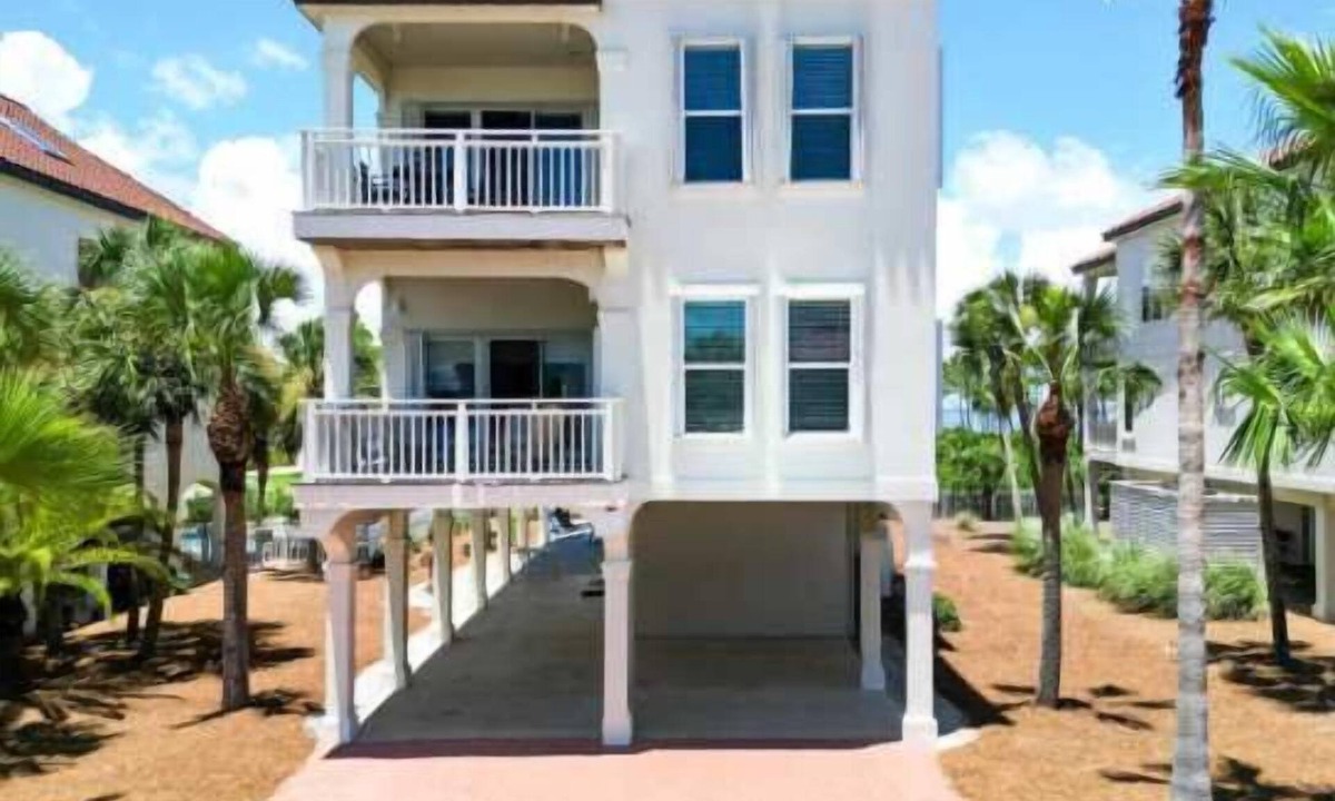 East End House | Sunset Beach- 4 king bedroom Private/Heated pool Our Kind of Paradise