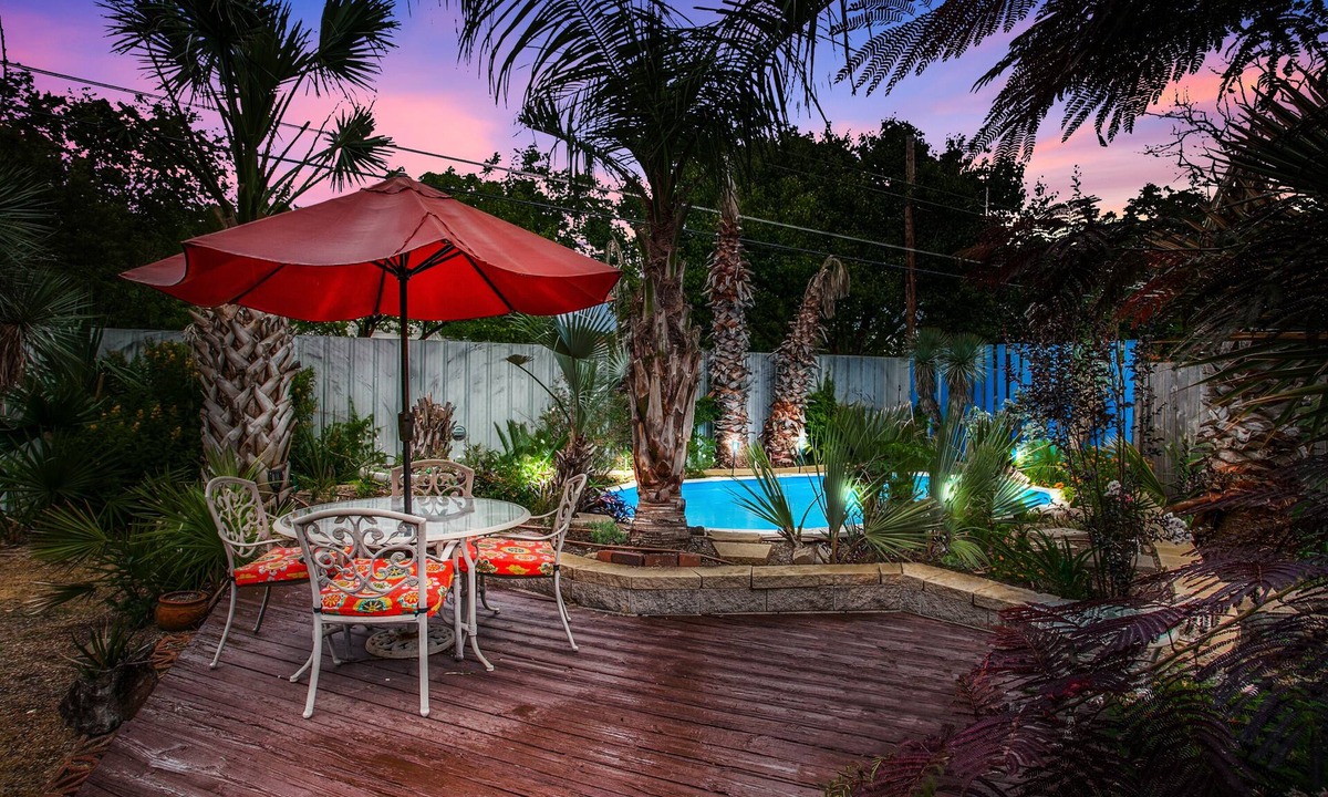 Oak Cliff House | Sunset Bungalow-Pool & Hot Tub near Bishop Arts District.