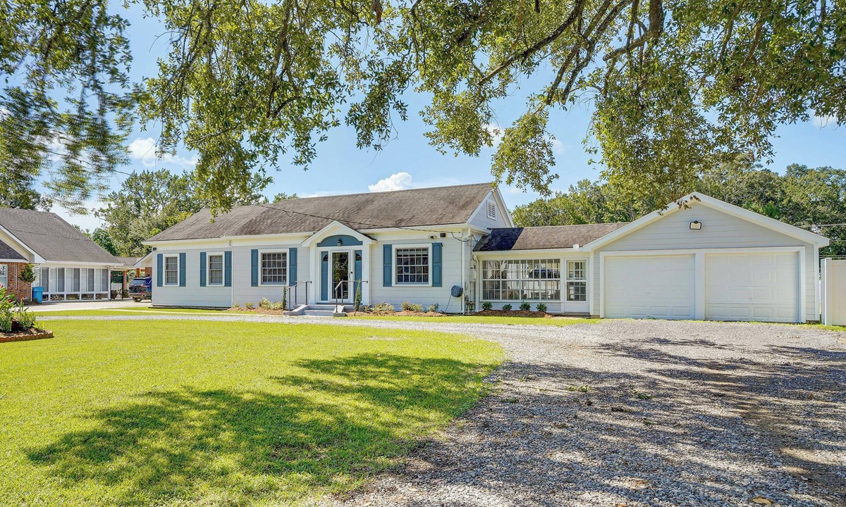 Baldwin House | Sunshine Under the Oak: Baldwin Home w/Patio!