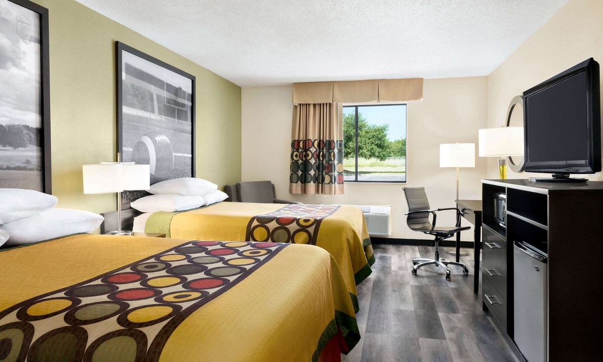 Clinton Hotel | Super 8 by Wyndham Clinton