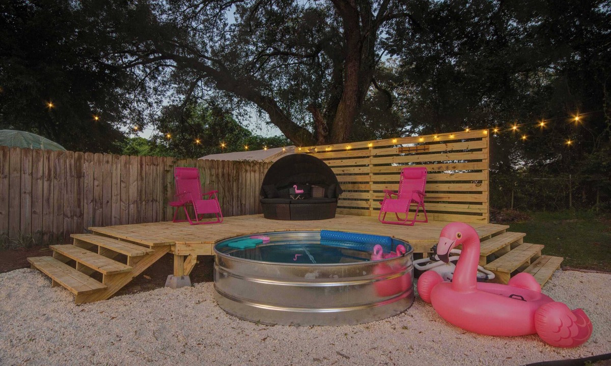 Bellview House | Super Fun Family Bungalow - Hot Tub - Yard Games - Seasonal Cowboy pool