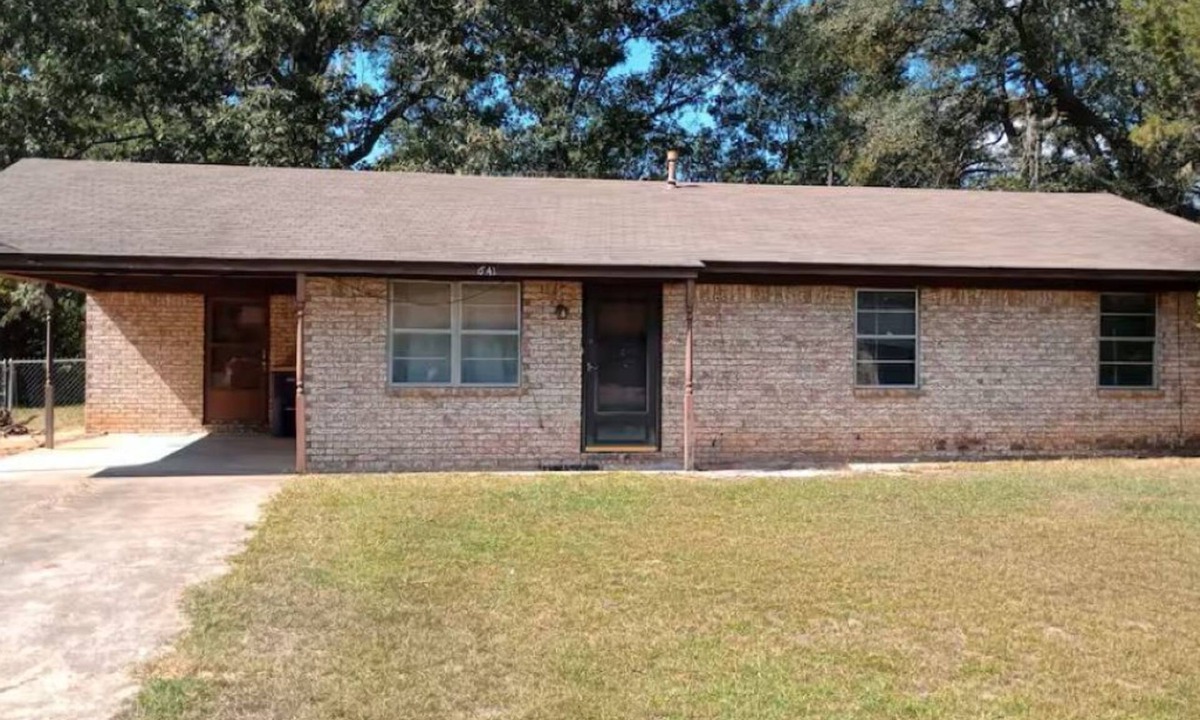 Ashdown House | Sweet Monroe is in a safe neighborhood close to amenities