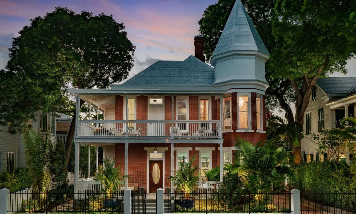 Historic Seaport House | Takeover at the Grand Maloney