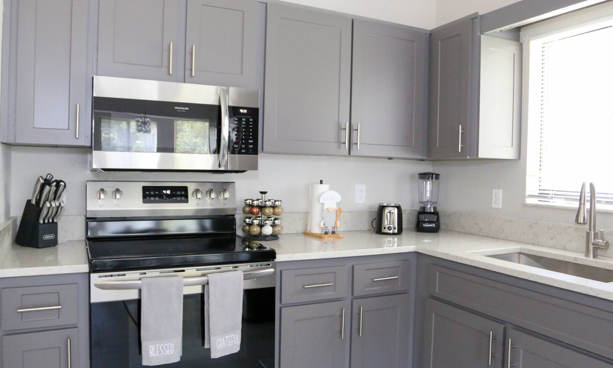 Holiday House | Tarpon Springs Tropical House- 3 Bedroom/2 full bathrooms!