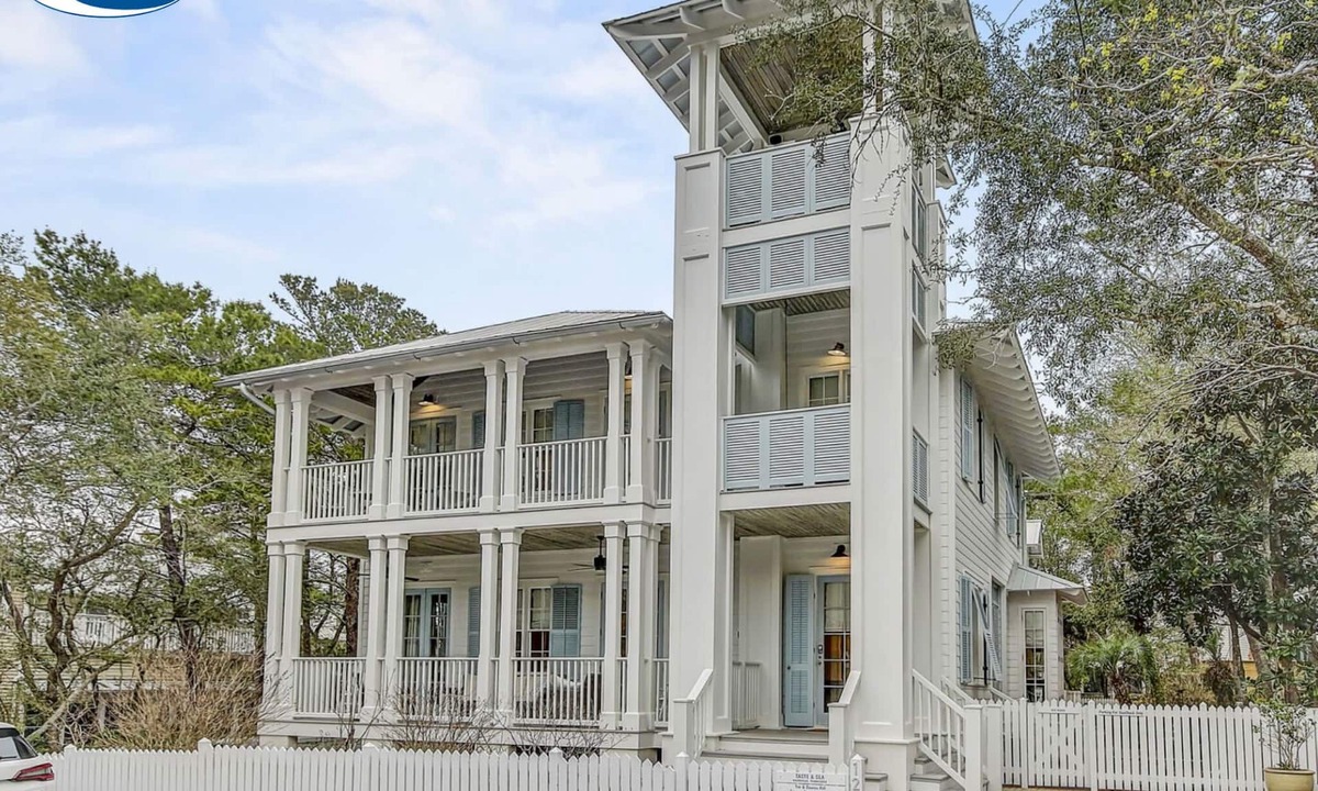 Seaside Cottage | Taste & Sea - Seaside Cottage Steps from Beach/Pools *Optional Carriage