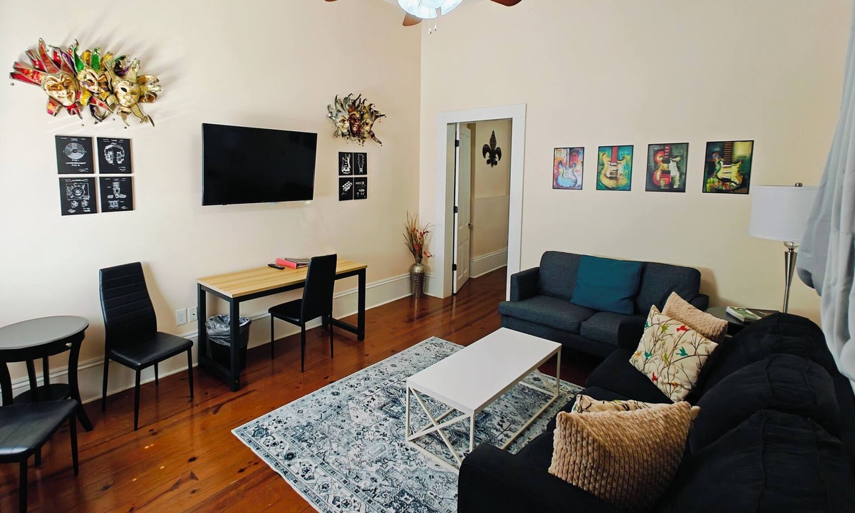 East Riverside House | Tchop1. Uptown|Classic|Blocks to Brewery/Magazine