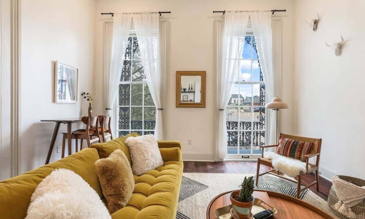 Central Business District Bed & Breakfast | The 10th Muse Upscale Art Filled Suite Near FQ+PKG
