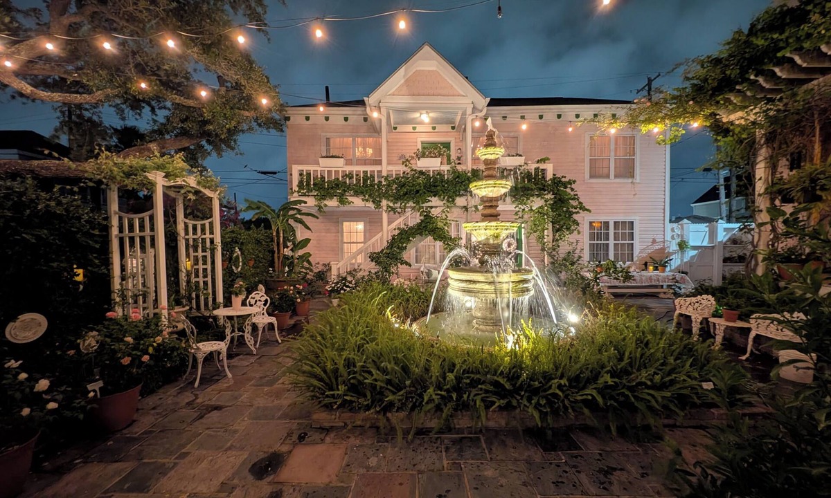 Galveston Cottage | The 1885 Rose Cottage -Carriage House Upper Unit- Close to Cruises Strand ,UTMB