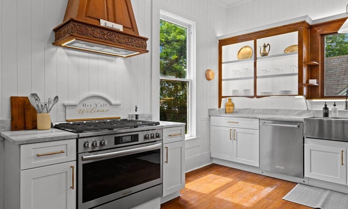 Gladewater House | The Anna Bell Suite at historic Jeter Farmhouse