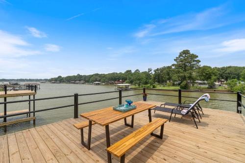 Gun Barrel City House | The Benjamin I - 2022 Built Luxury Retreat with Backyard Paradise with Hot Tub Outdoor Movie Screen Dock & Boat Rental