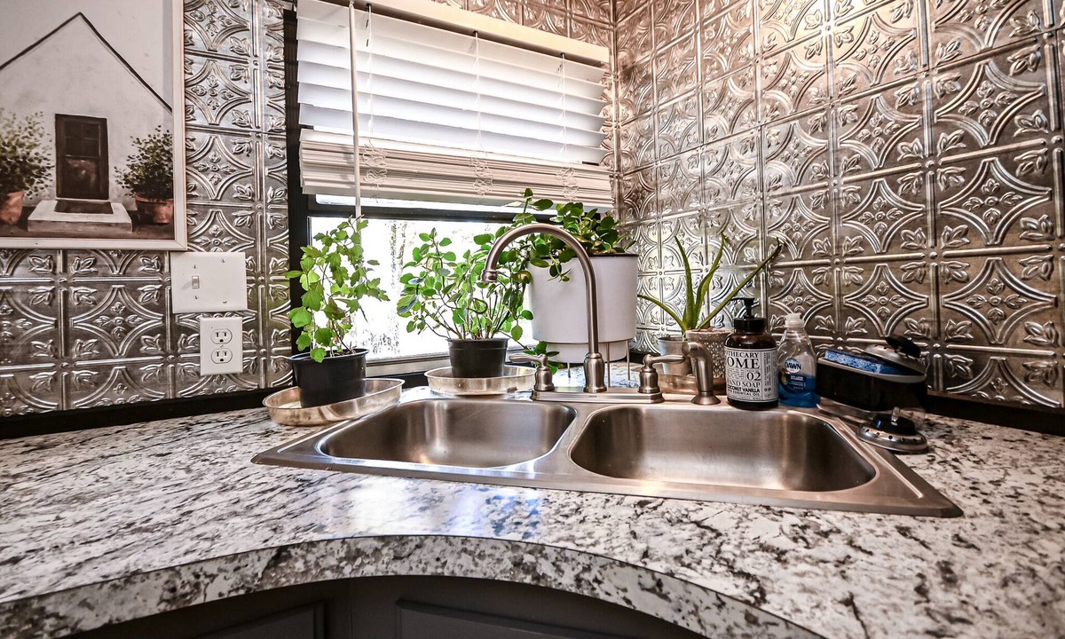 Hatfield House | The Best of Both Worlds: Close to Town and Outdoor Activities w Hot Tub!