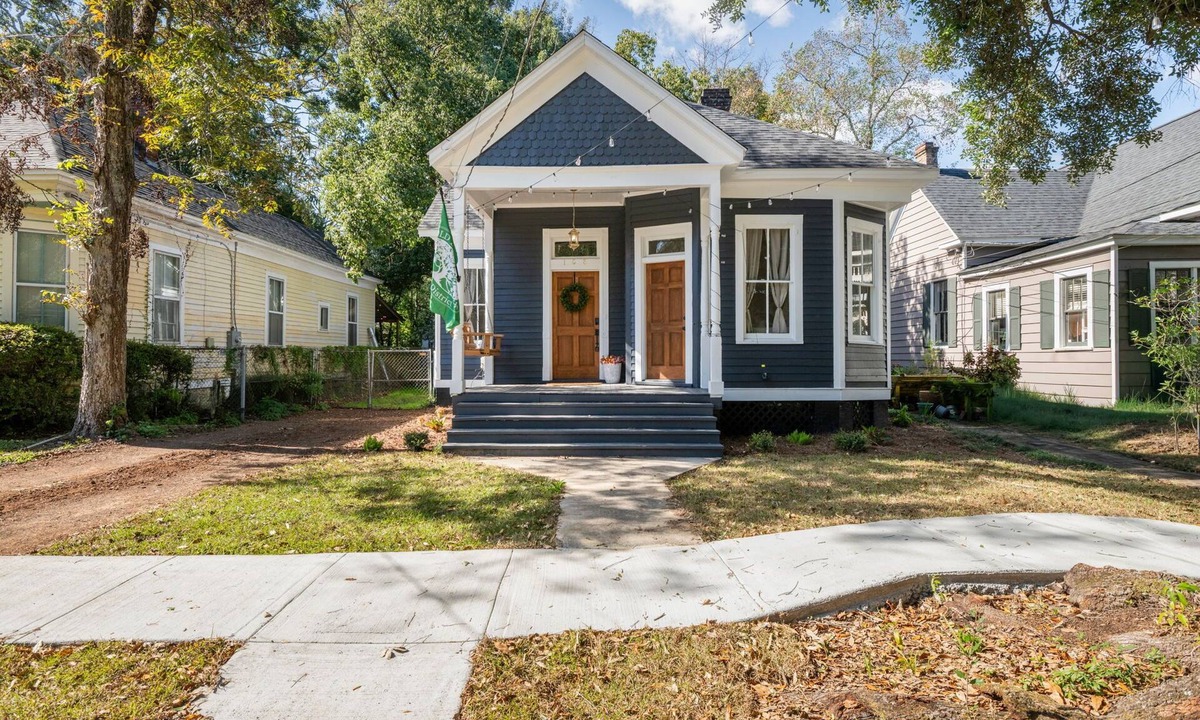 Hannon Park Cottage | The Blue Oak Cottage - Pet Friendly!