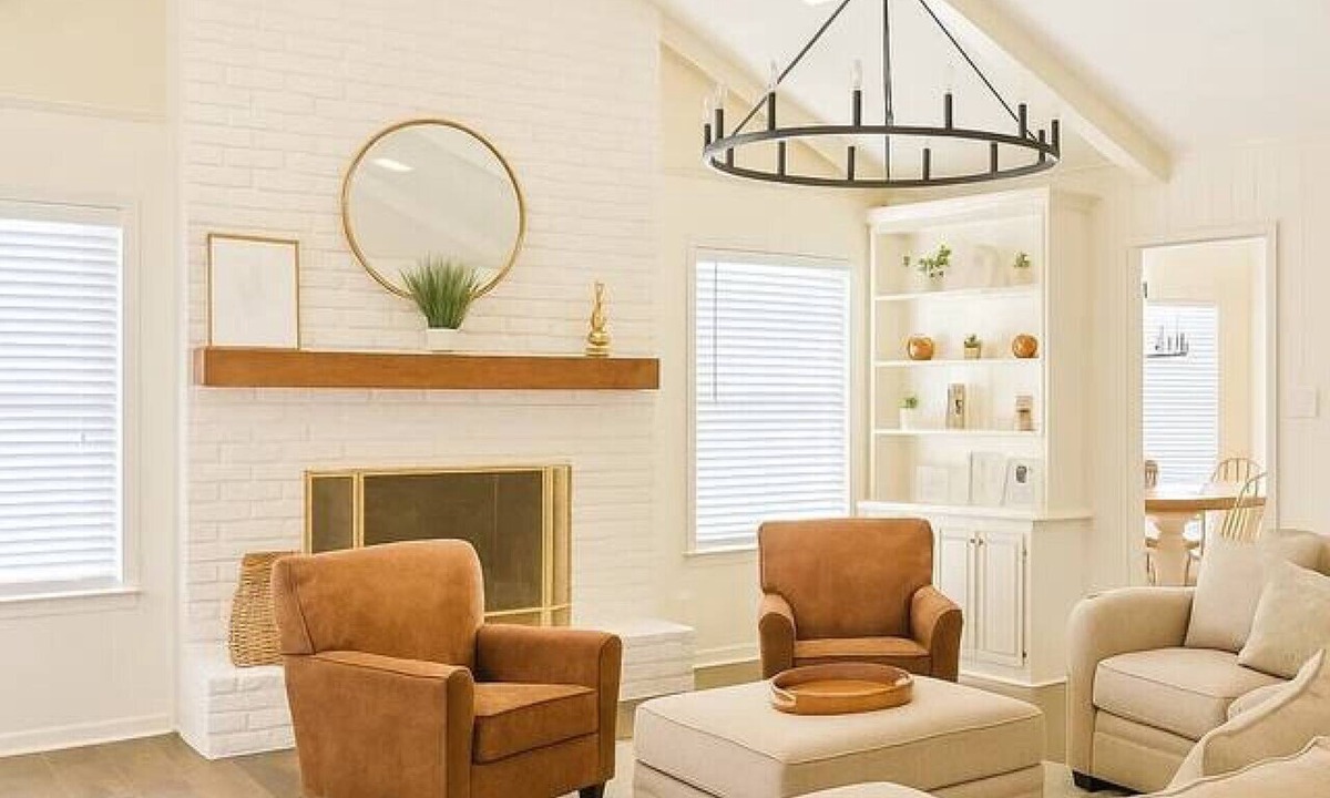 Tyler House | THE BRIAR Beautiful spacious home in quiet neighborhood. Close to dining and shopping! Broadway Ave.