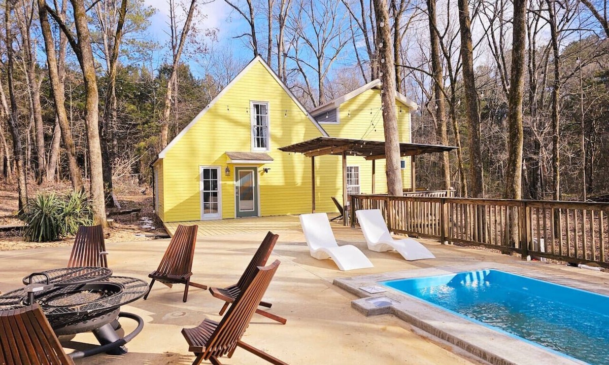 Starkville House | The Bulldog Backyard - Sleeps 16 - Game Day Fun - Close to Everything!