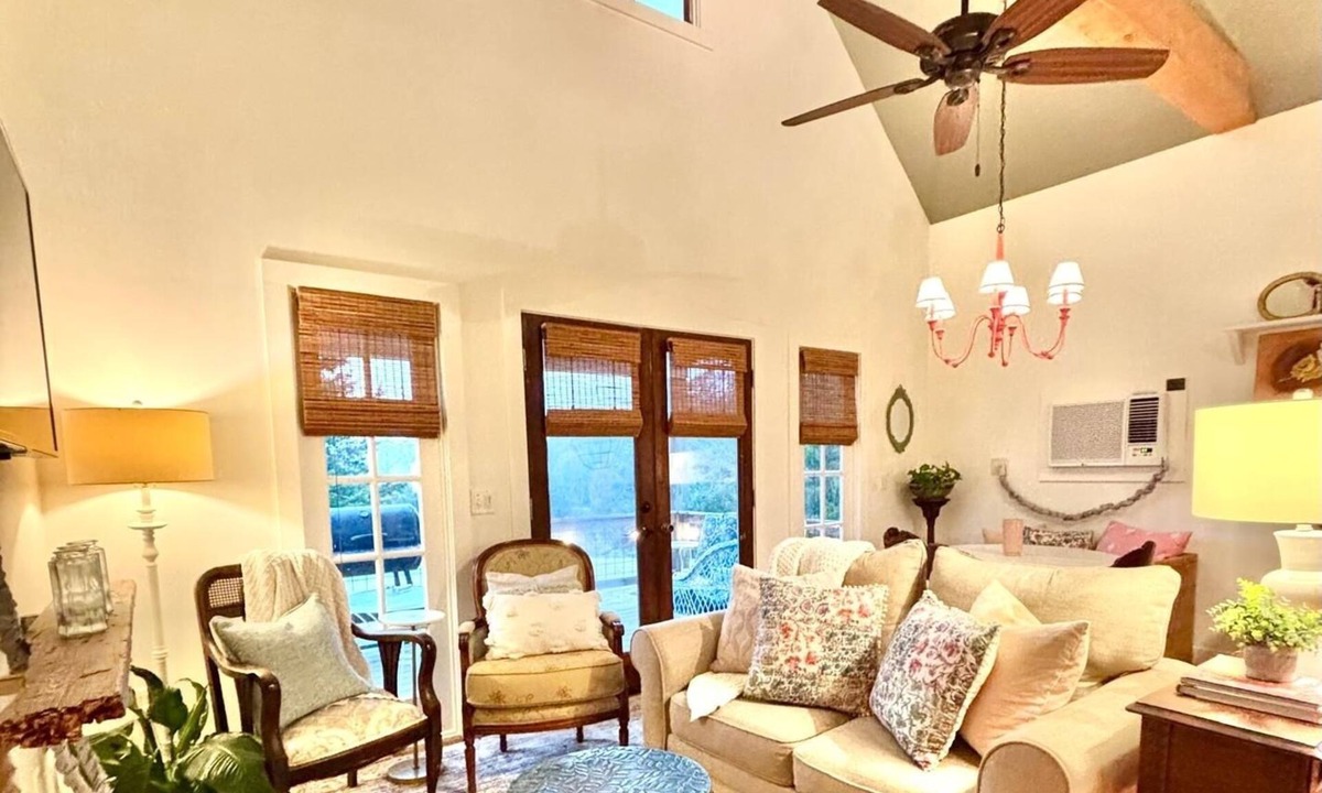 College Hill House | The Cottage, 2BR Farm Stay by Velvet Ditch Villas