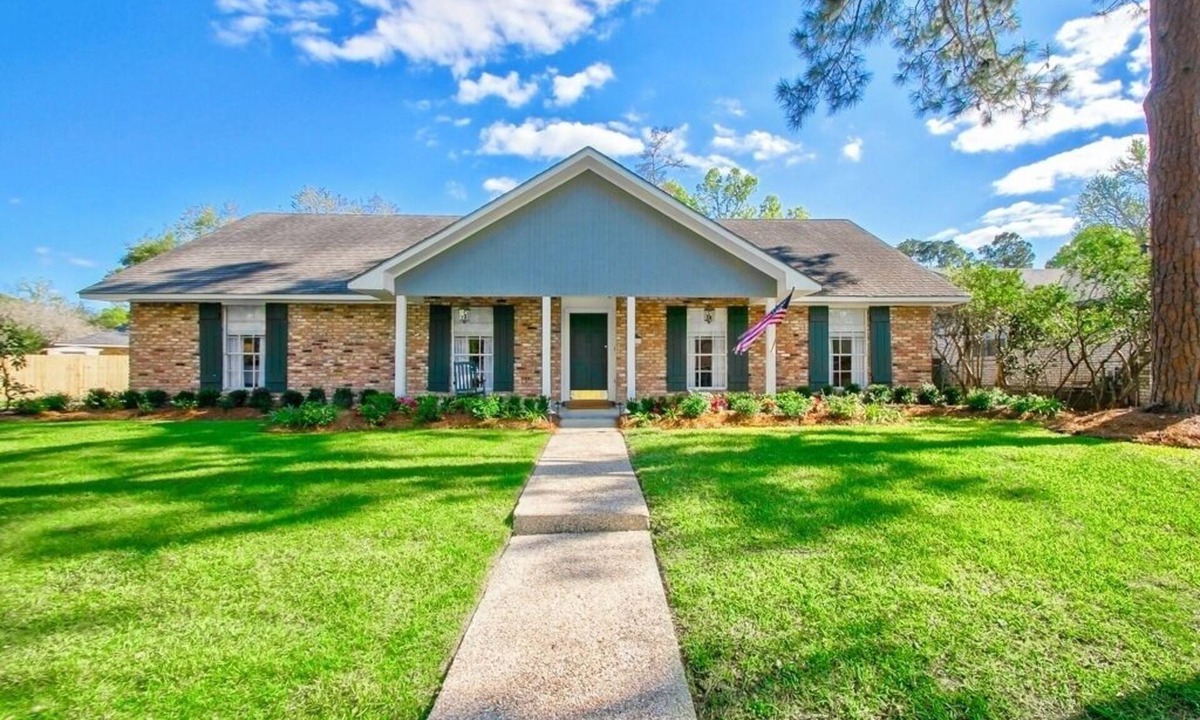 Highlands - Perkins House | The Coventry — A Family Retreat Near LSU 4BR/2BA w Game Room & Basketball Goal
