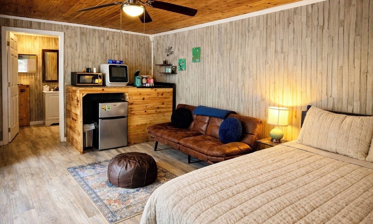 Salem House | The Cozy King Studio #2