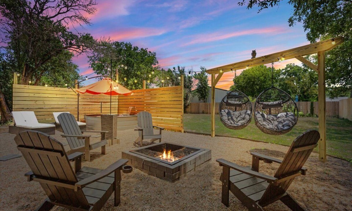 Brazos House | The Craftsman on Clay-4 Blocks to Silos-Backyard Retreat-Hot Tub and Cowboy Pool