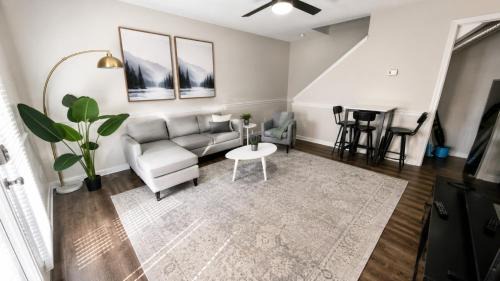 Shannon House | The Crestline Stay Hoover Townhome 2BR U4