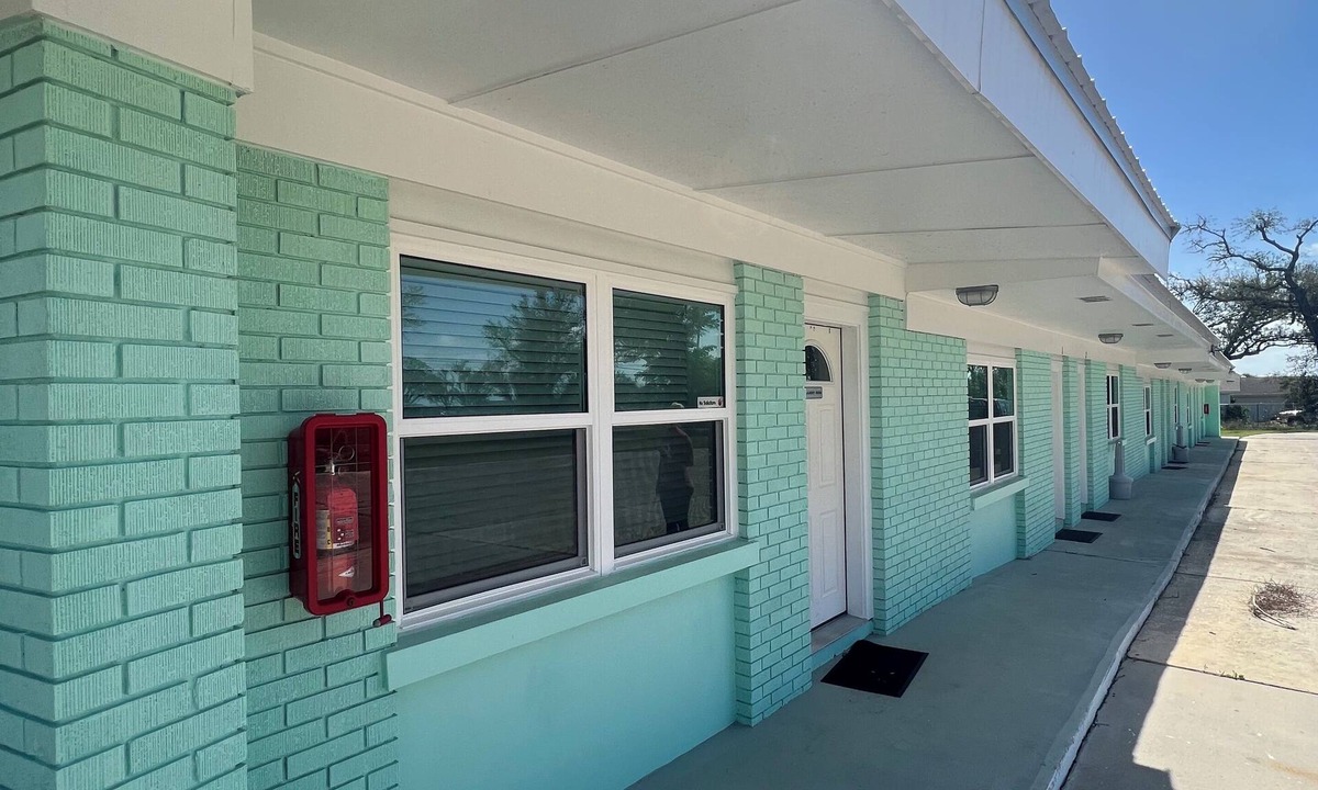 Parker Hotel | The East Bay Inn Room 1 - Cozy hotel in brilliant Panama City with AC, WiFi