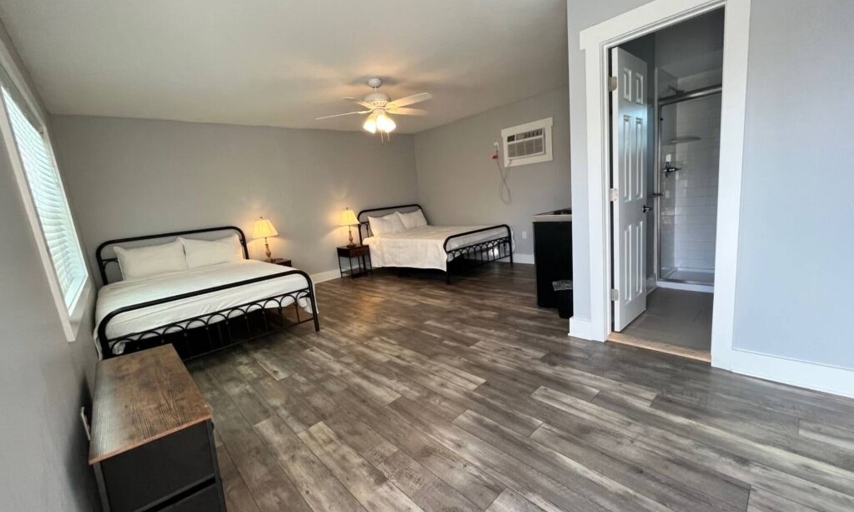 Parker House | The East Bay Inn Room 2 - Cozy hotel in brilliant Panama City with AC, WiFi