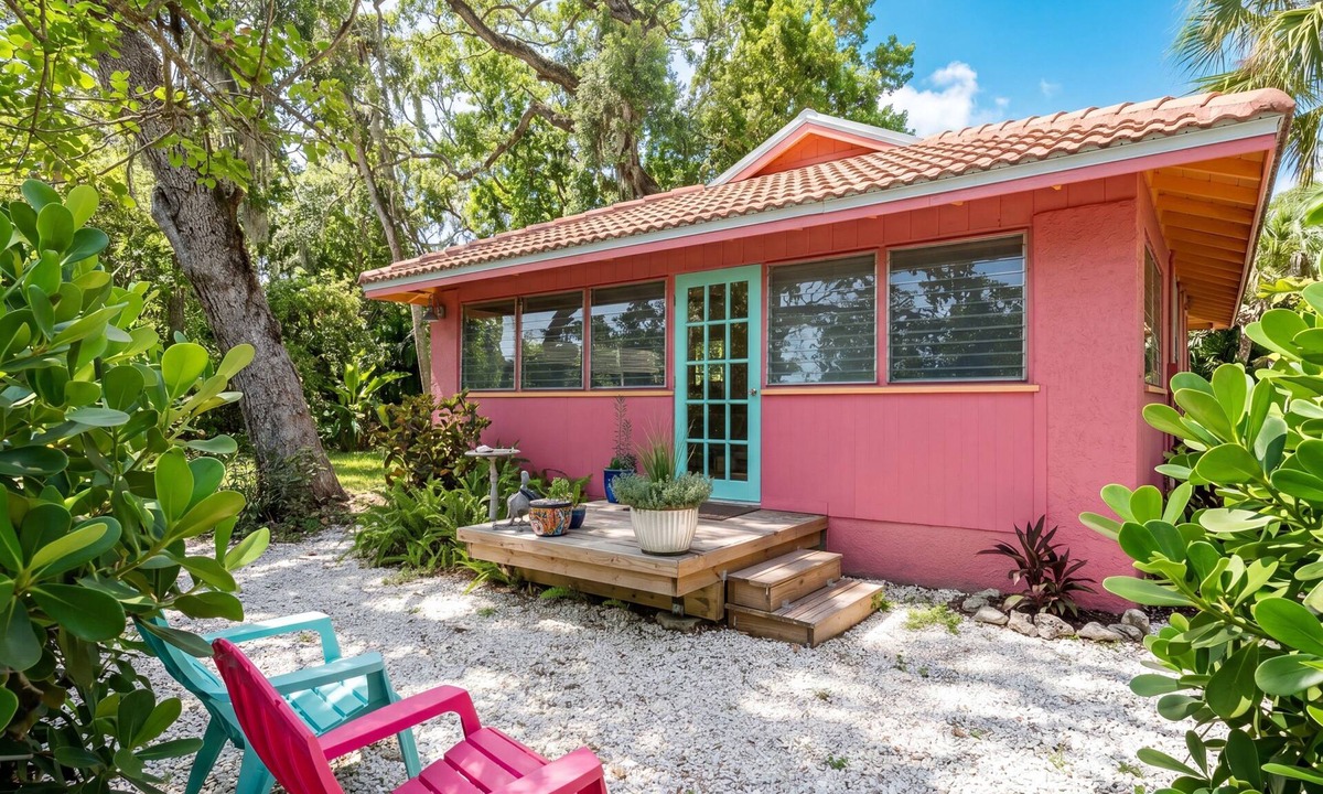 Bayou Oaks Cottage | The Flamingo House - Sarasota
