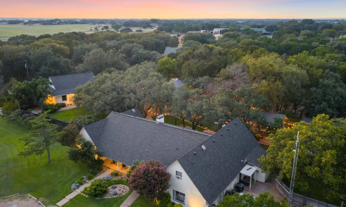 Crawford House | The Gathering House: Fun outdoor nature vibes w pool 15 minutes to Waco, TX.
