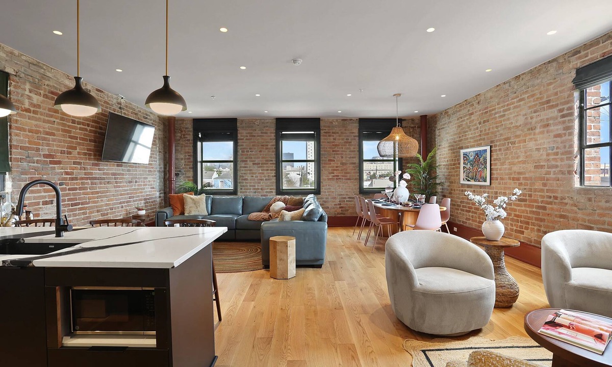 Faubourg Lafayette Apartment | The Gisele: 4br/4ba for 8 Pool + Streetcar Stop