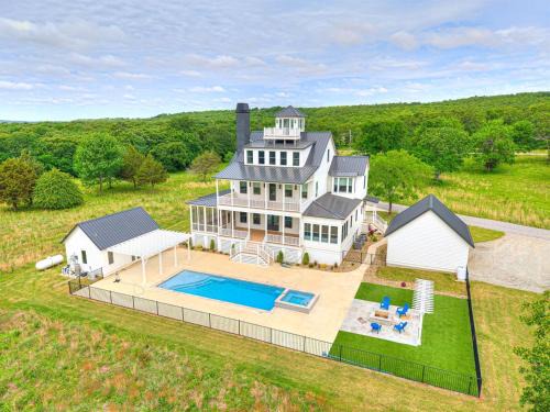 Eufaula House | The Grand Overlook 6BR Pool Sleeps 19