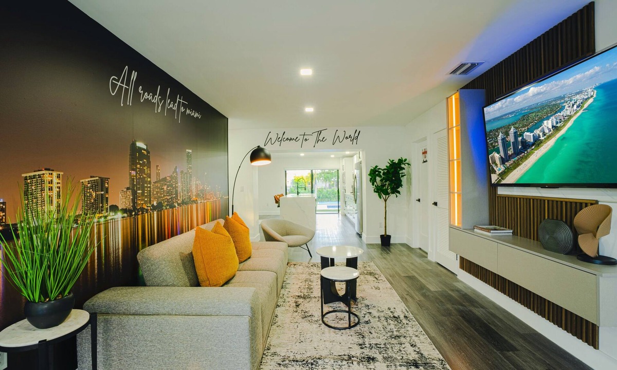 Tamiami House | The Grand World Mansion/9 Bedrooms/Game Room/Htd Pool/Pickleball/Mini Golf