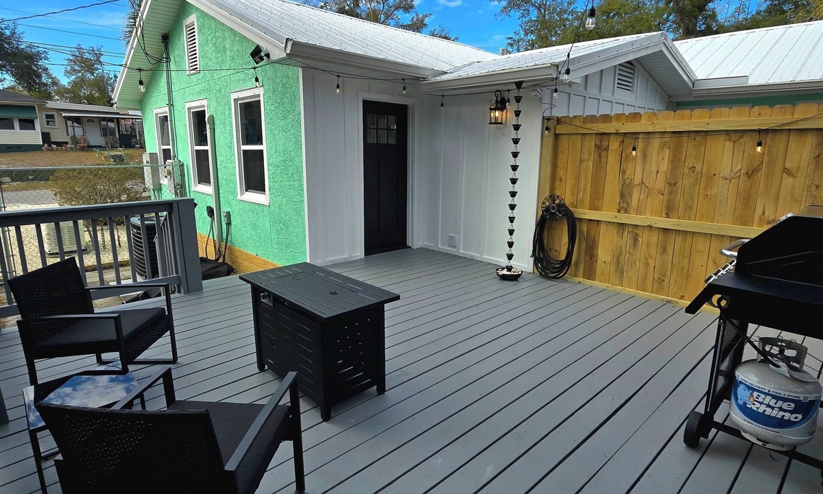 Bunkers Cove Apartment | The Hamilton Studio! close to Downtown & Dinning, Fast WIFI, HBO Max Included