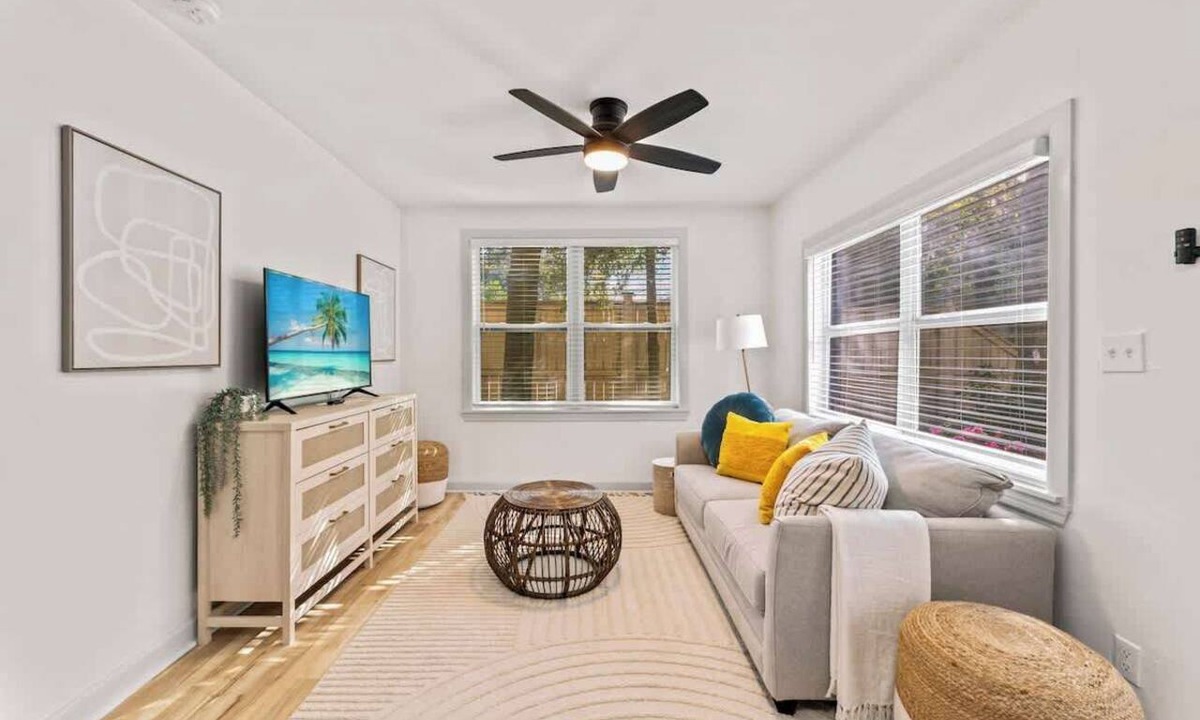 South Riverside Apartment | *The Hendricks #1* Wifi/Firepit