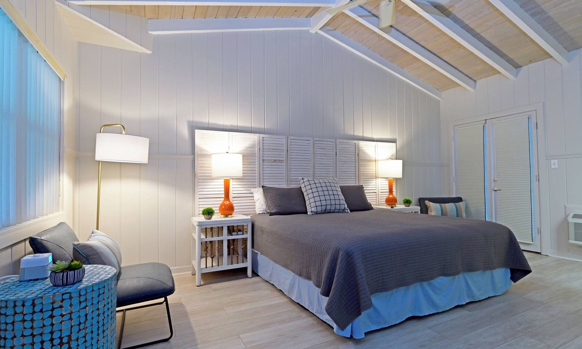 Central Beach Hotel | The Islander Inn