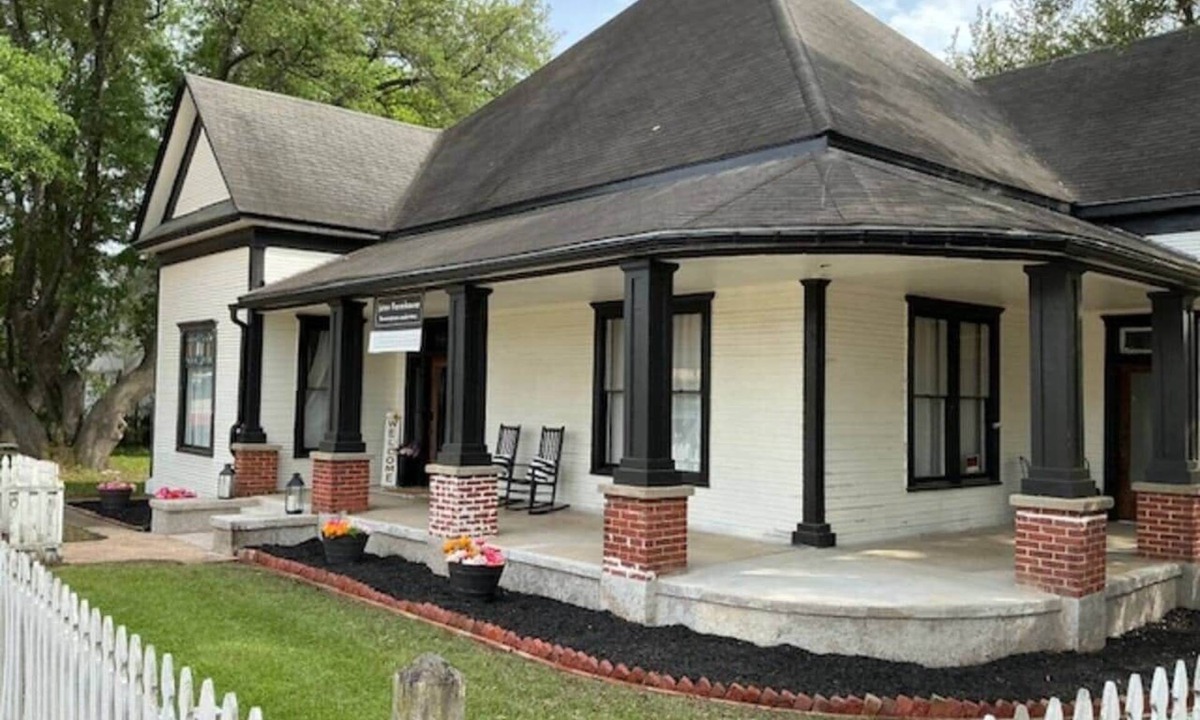 Gladewater House | The Jeter Farmhouse - Historic Whole-Home Rental