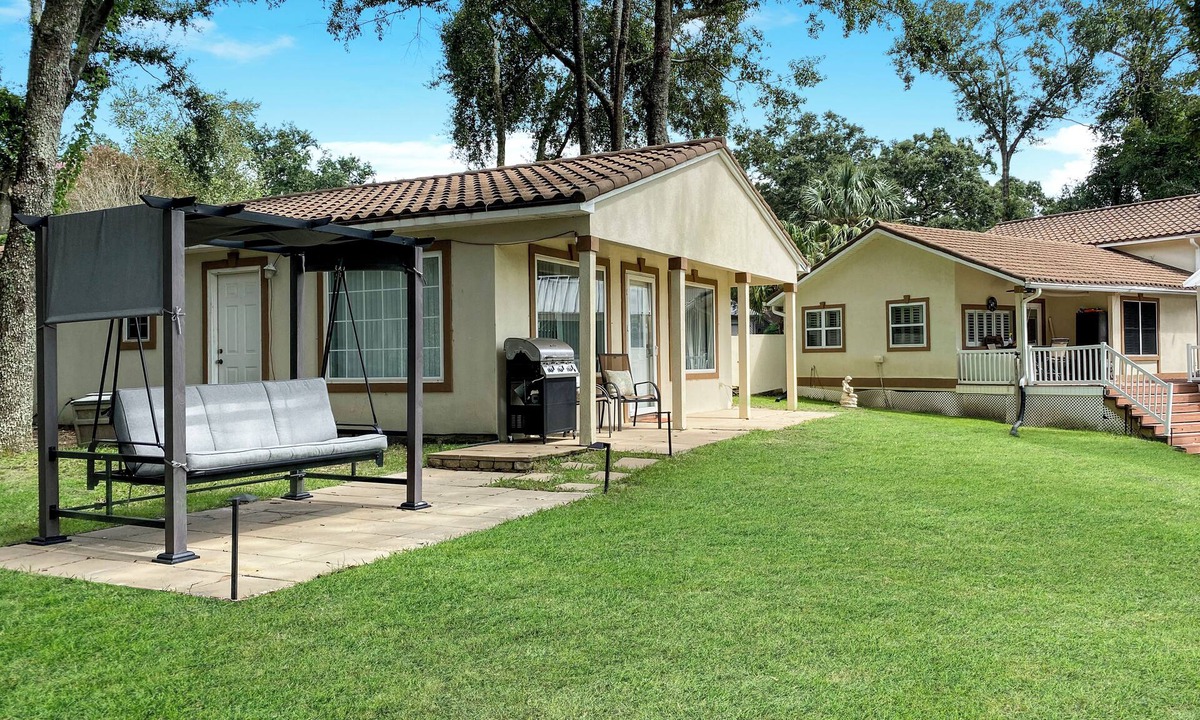 Brent House | The Lake House | 2 Bed, 2 Bath
