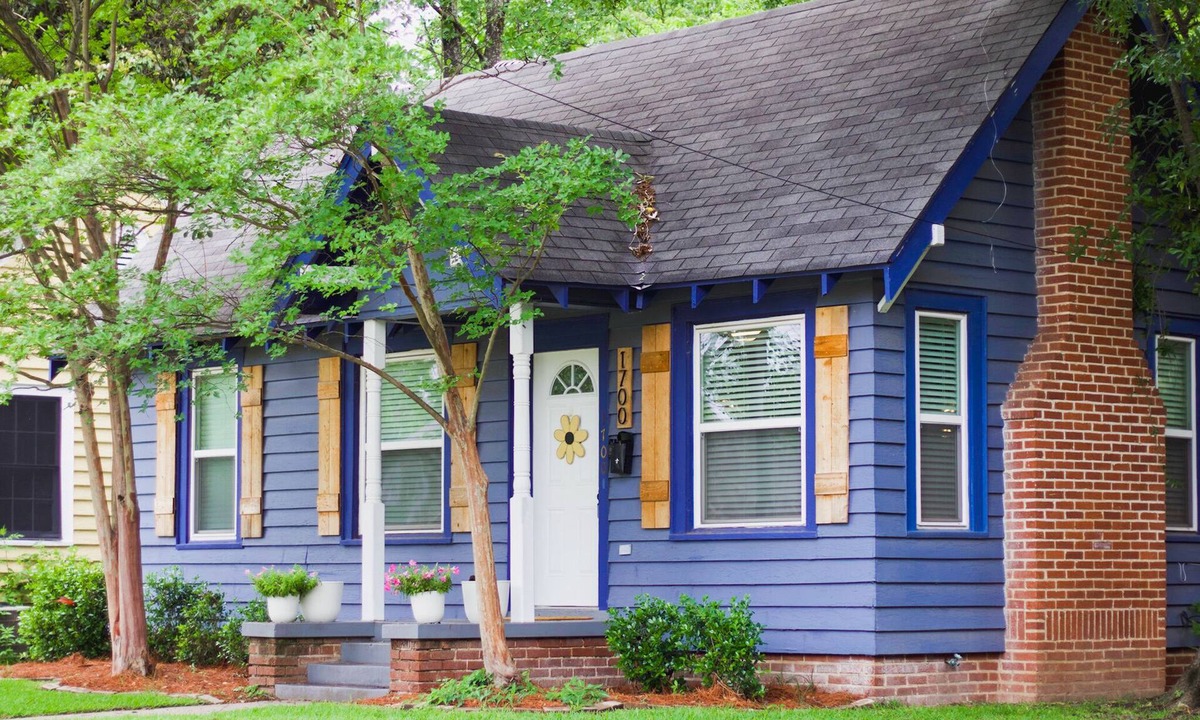 Monroe House | The Local is a cozy 2-bedroom house with tons of amenities in charming Monroe!
