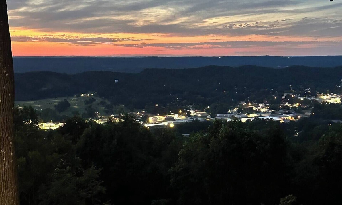 Fort Payne Cabin | The Lookout on Lookout! Modern 2BR cabin with a hot tub! Overlooking downtown!