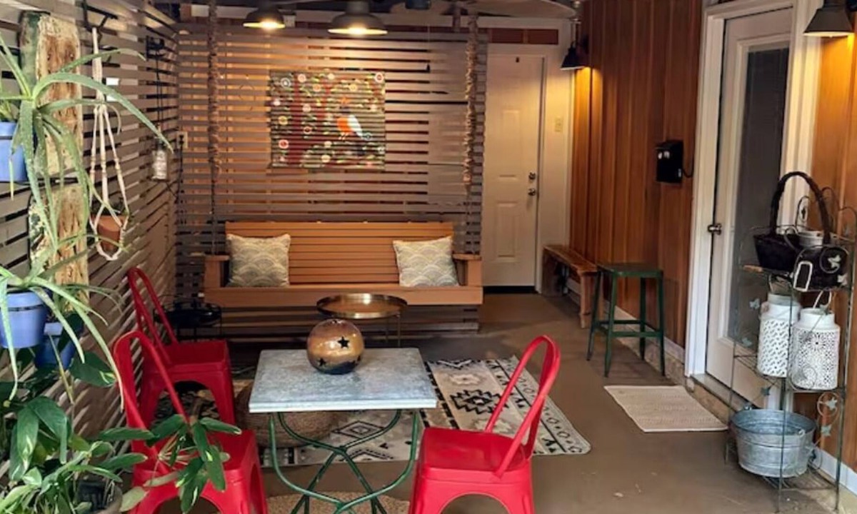 Oxford House | THE LOVE NEST at HOLLY GROVE FARM-Retreat only 10 minutes from The Square