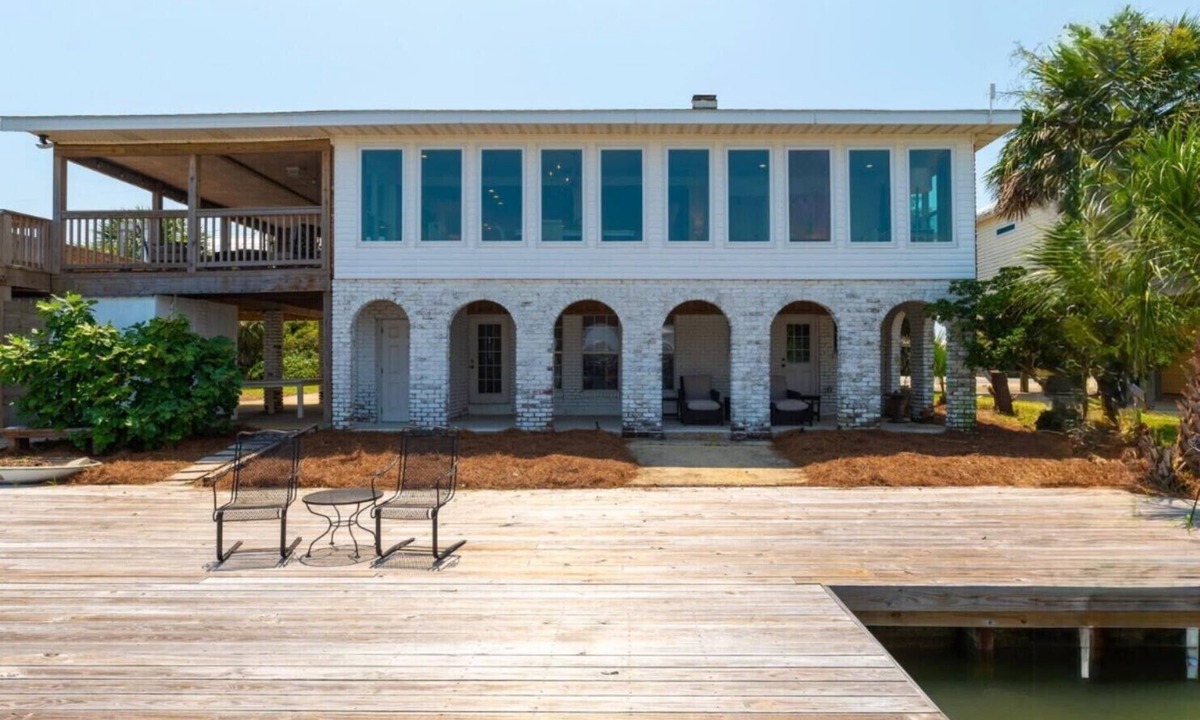 Royal Lagoons House | The Pearl | great rate. amazing dock. steps to shops and dining