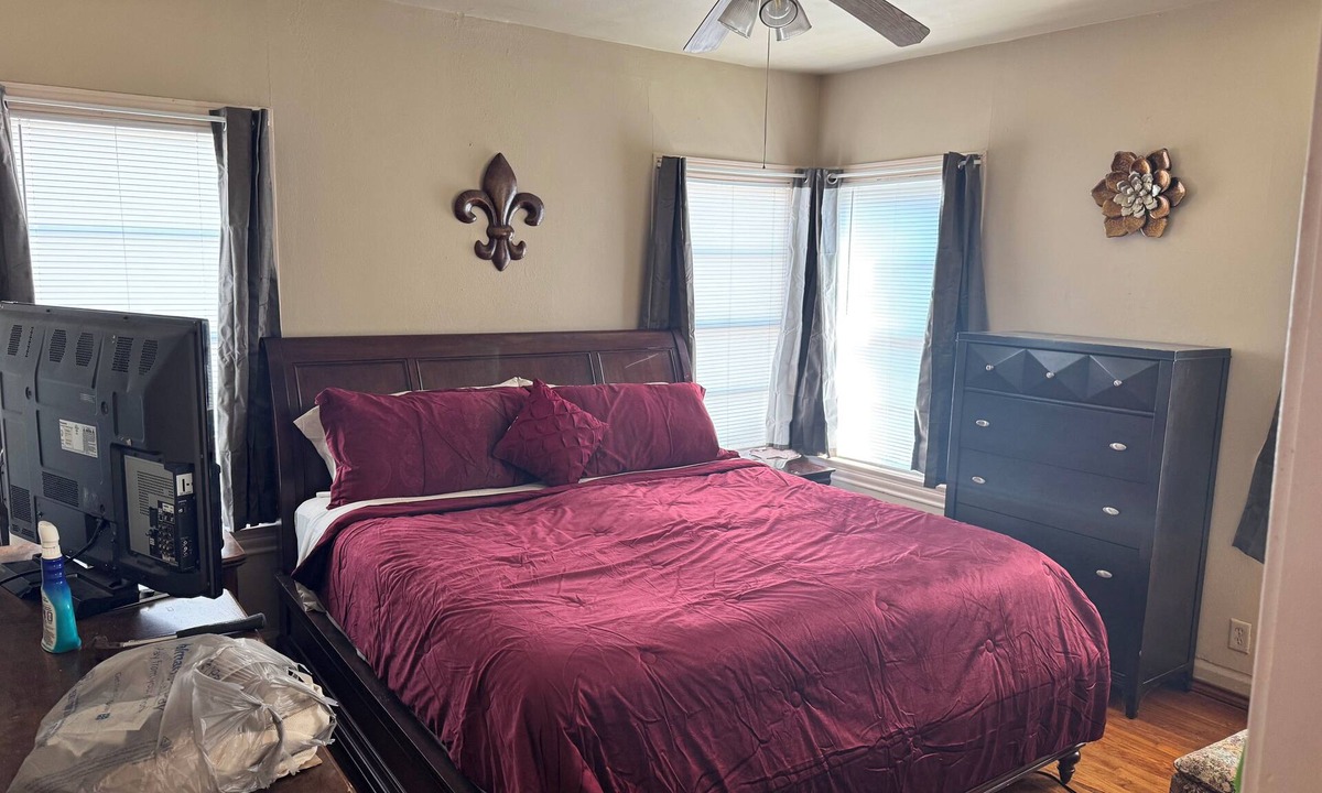 Beaumont House | The Red Door Home 2-bedroom house with WiFi and AC in beautiful Beaumont
