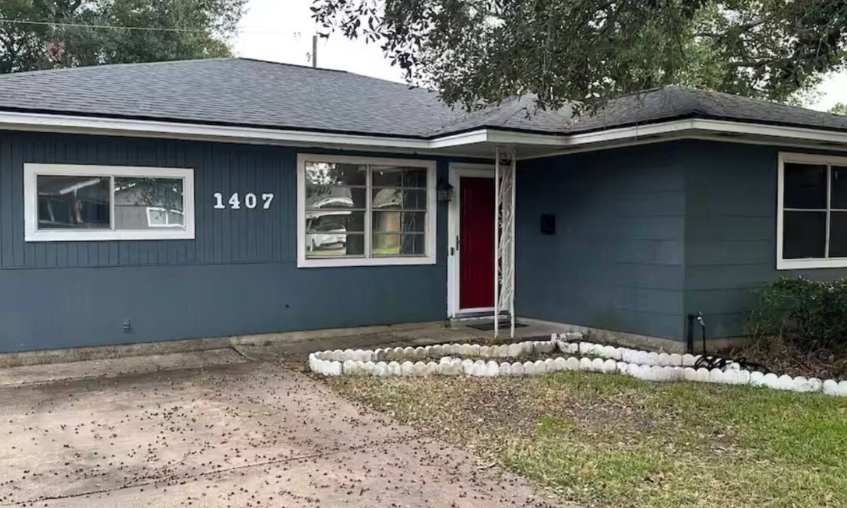 Nederland House | The Red Door Home 3-bedroom house in Nederland Texas. Your home away from home