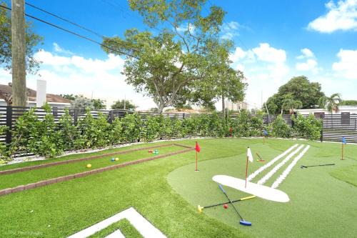Flagami Villa | The Rock & Rhythm Villa Miami Downtown - Playground, Mini Golf, BBQ, Garden Relaxation