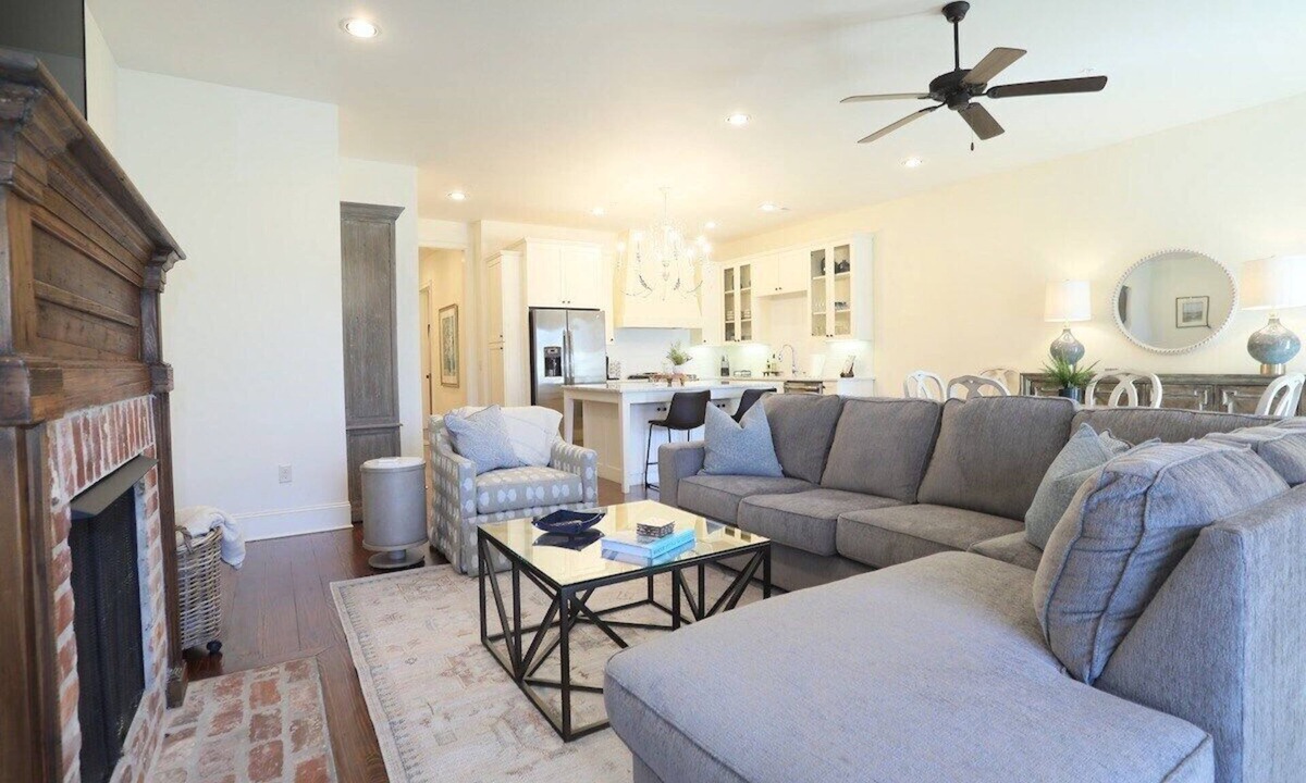 Oxford House | The Sadie, 3BR Townhome by VelvetDitchVillas