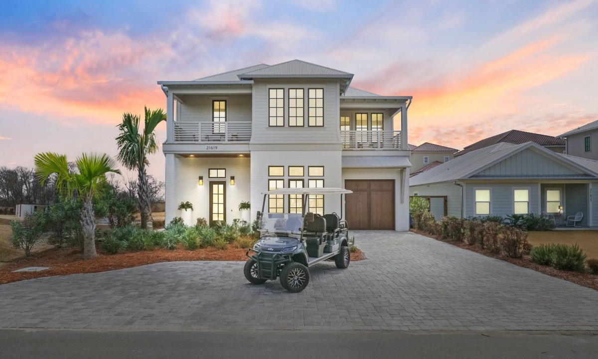 Riviera Beach House | The Salted Palms/Salt Pool/6-seater Golf Cart/5-minute walk from the beach
